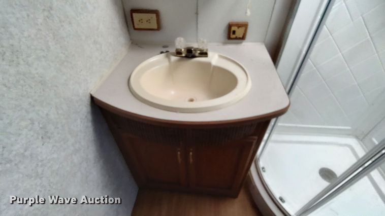 image for item LK9450 2000 Winnebago Adventurer  RV