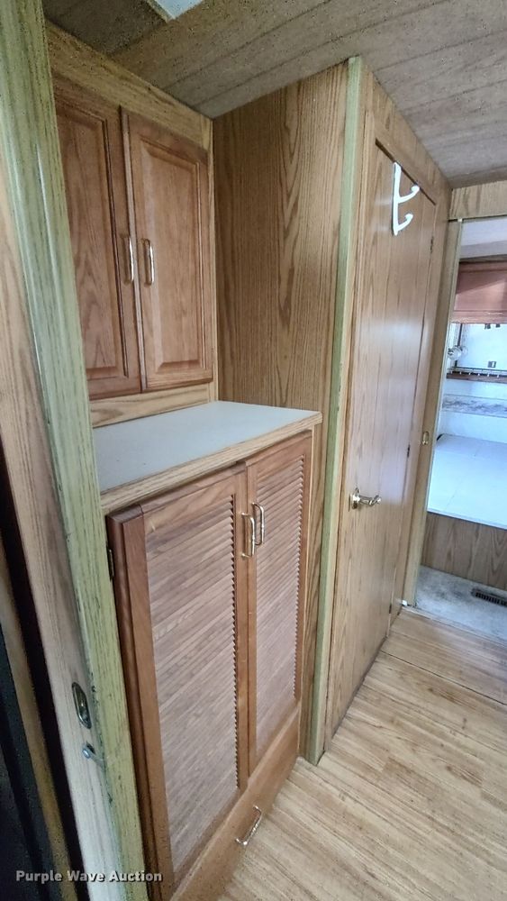 image for item LK9450 2000 Winnebago Adventurer  RV