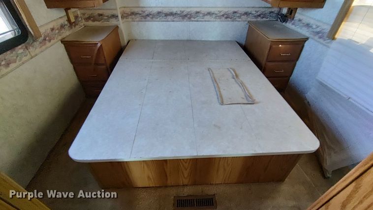 image for item LK9450 2000 Winnebago Adventurer  RV