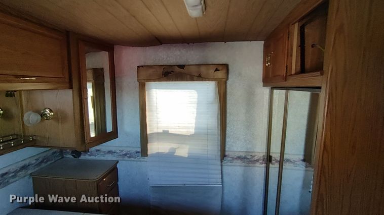 image for item LK9450 2000 Winnebago Adventurer  RV