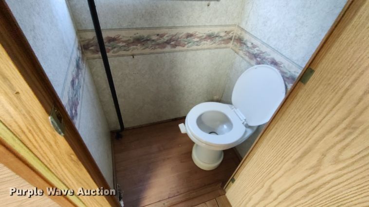 image for item LK9450 2000 Winnebago Adventurer  RV