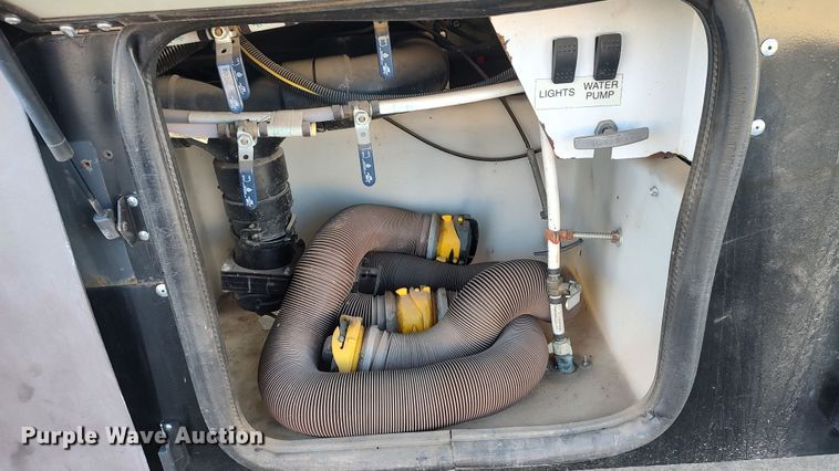 image for item LK9450 2000 Winnebago Adventurer  RV