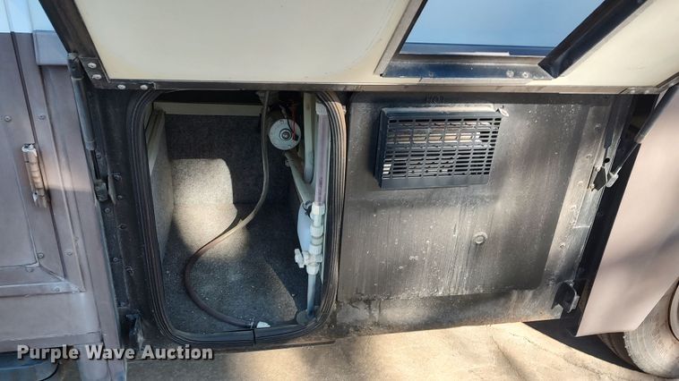 image for item LK9450 2000 Winnebago Adventurer  RV