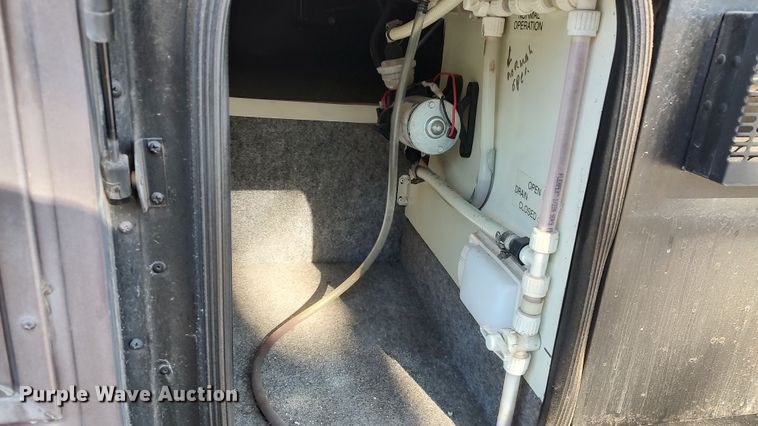 image for item LK9450 2000 Winnebago Adventurer  RV