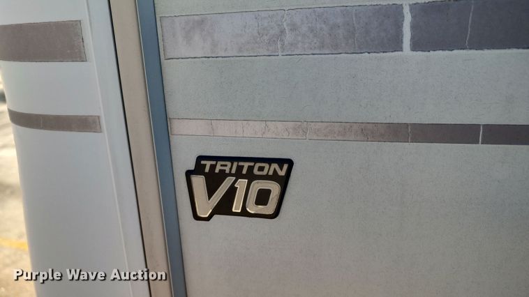 image for item LK9450 2000 Winnebago Adventurer  RV