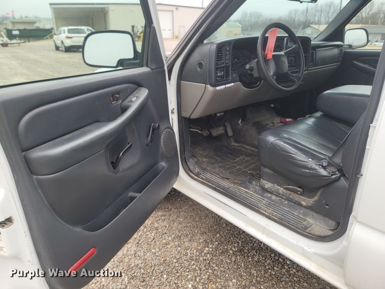 image for item MH9626 2002 Chevrolet Suburban 1500  SUV