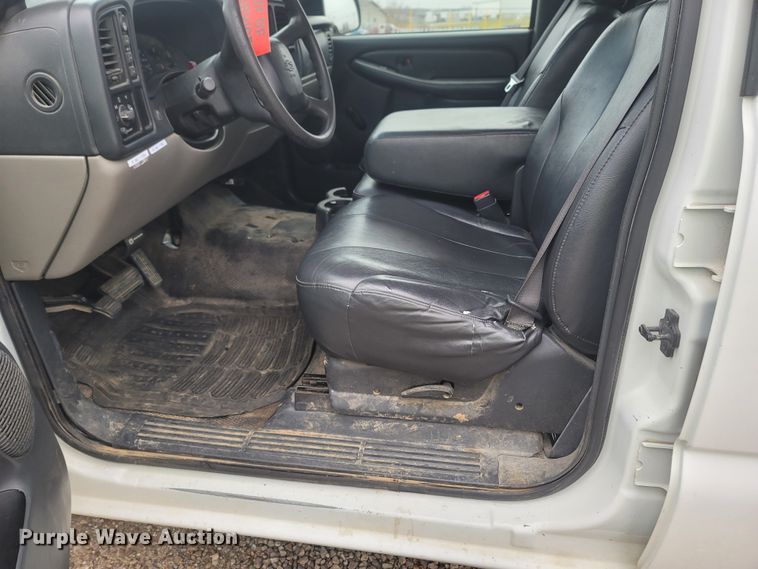 image for item MH9626 2002 Chevrolet Suburban 1500  SUV