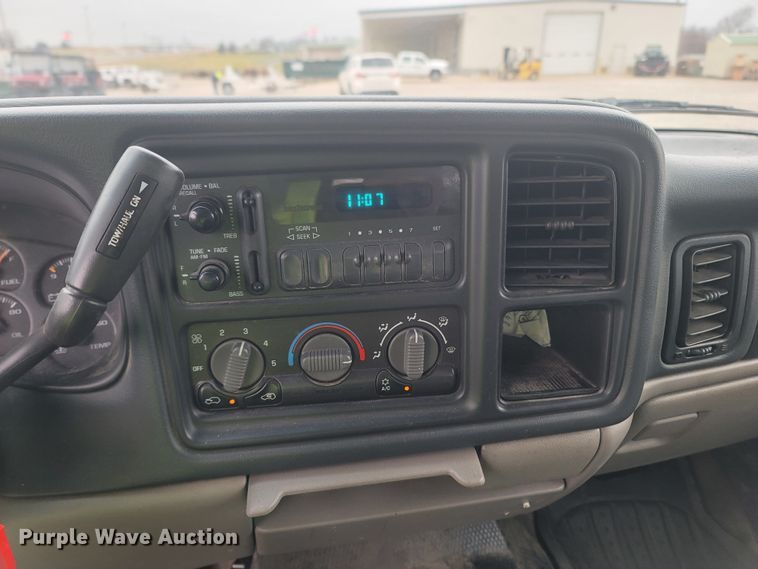 image for item MH9626 2002 Chevrolet Suburban 1500  SUV