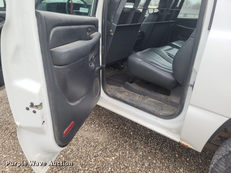 image for item MH9626 2002 Chevrolet Suburban 1500  SUV