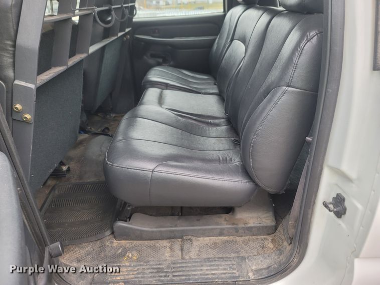 image for item MH9626 2002 Chevrolet Suburban 1500  SUV