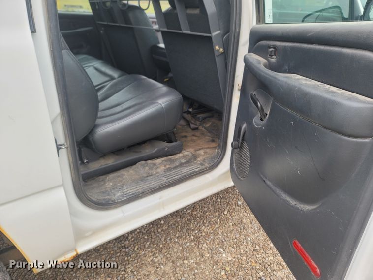 image for item MH9626 2002 Chevrolet Suburban 1500  SUV