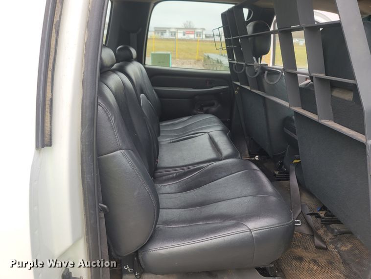 image for item MH9626 2002 Chevrolet Suburban 1500  SUV