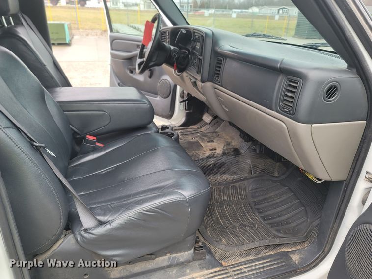 image for item MH9626 2002 Chevrolet Suburban 1500  SUV