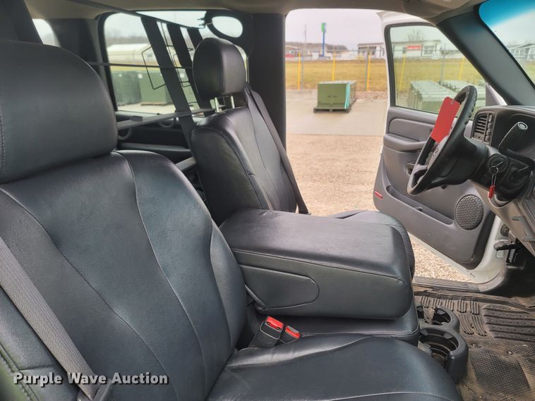 image for item MH9626 2002 Chevrolet Suburban 1500  SUV