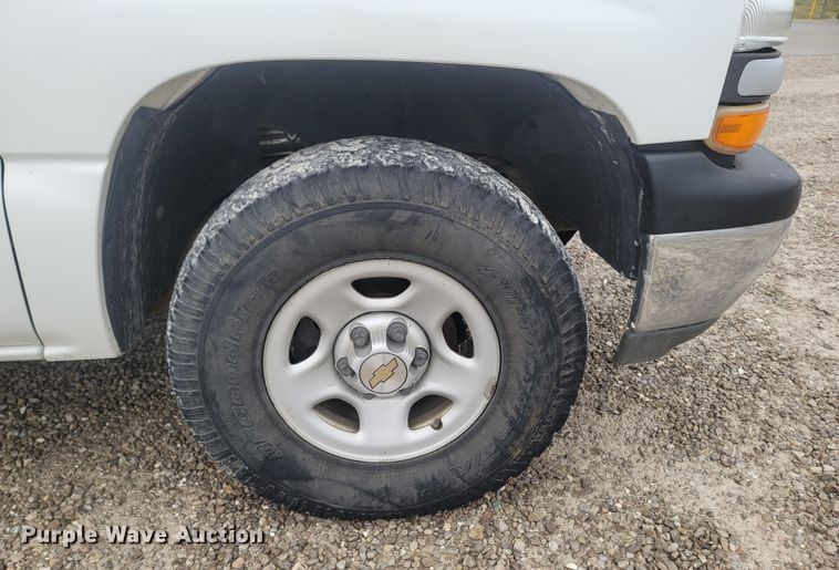 image for item MH9626 2002 Chevrolet Suburban 1500  SUV