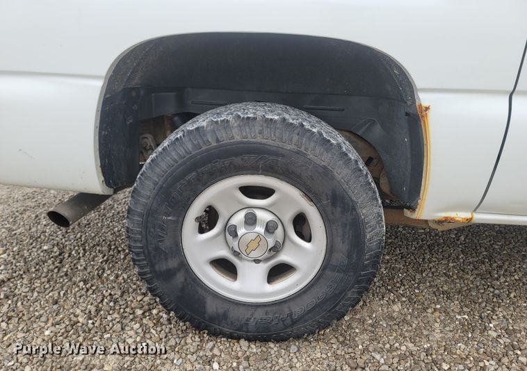 image for item MH9626 2002 Chevrolet Suburban 1500  SUV