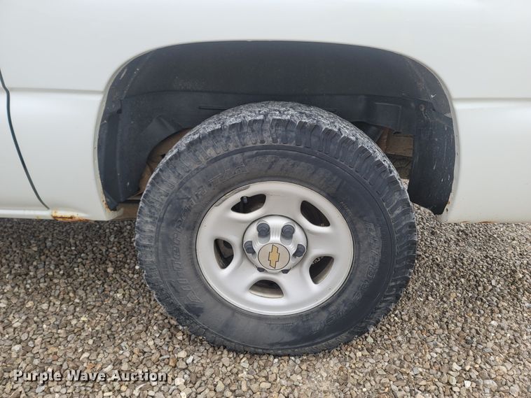 image for item MH9626 2002 Chevrolet Suburban 1500  SUV