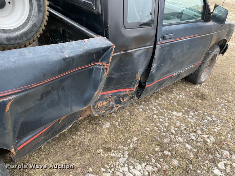 image for item MI9603 1991 GMC Sonoma  Club Coupe pickup truck