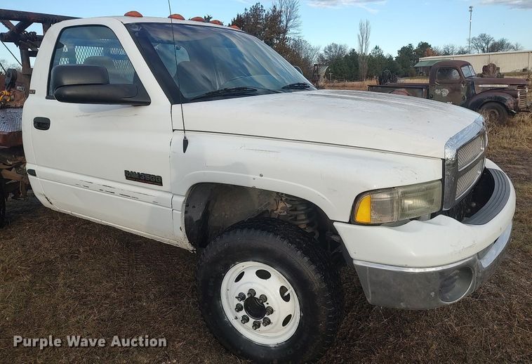 image for item MM9866 2001 Dodge Ram 3500 winch truck