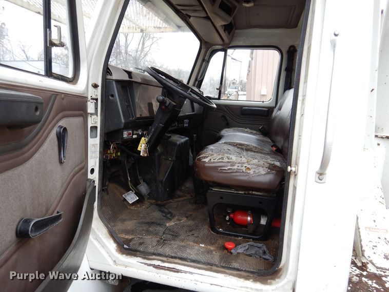 image for item KW9563 2000 International 4700  forestry bucket truck