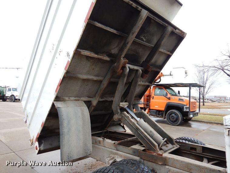 image for item KW9563 2000 International 4700  forestry bucket truck