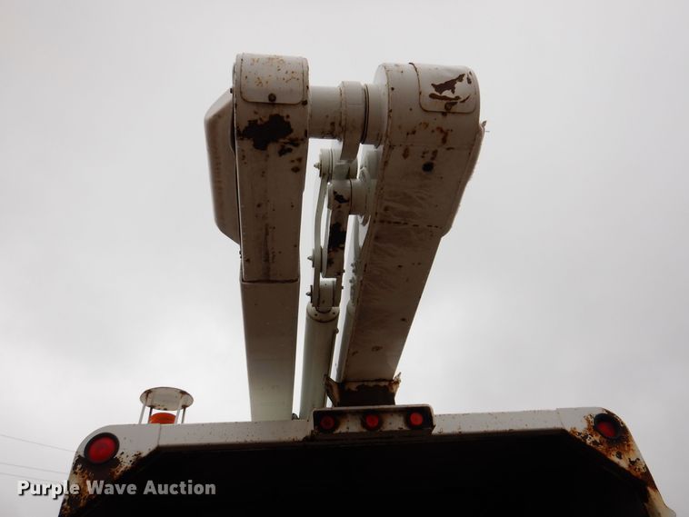 image for item KW9563 2000 International 4700  forestry bucket truck