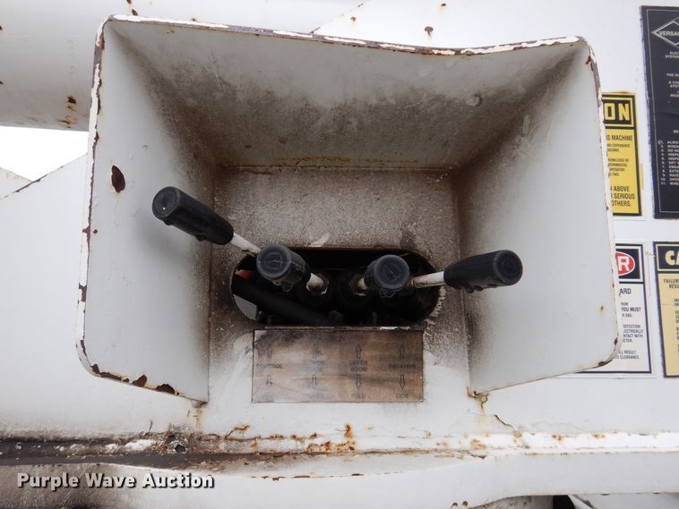 image for item KW9563 2000 International 4700  forestry bucket truck