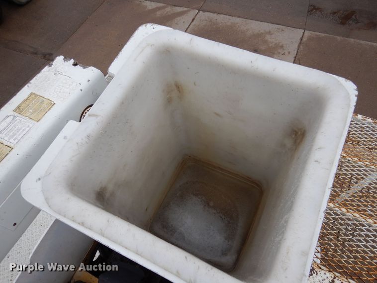 image for item KW9563 2000 International 4700  forestry bucket truck