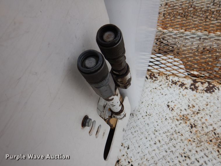 image for item KW9563 2000 International 4700  forestry bucket truck