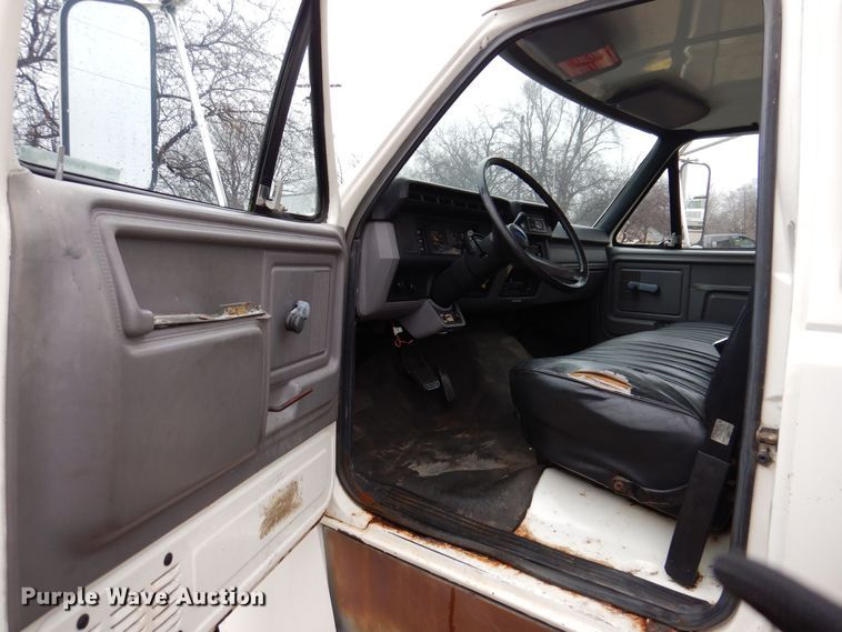 image for item KW9565 1996 Ford F700  box truck
