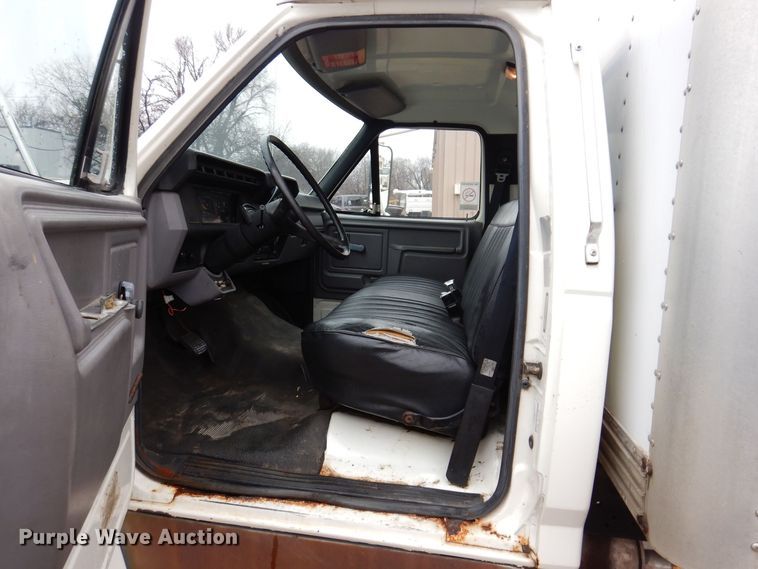 image for item KW9565 1996 Ford F700  box truck