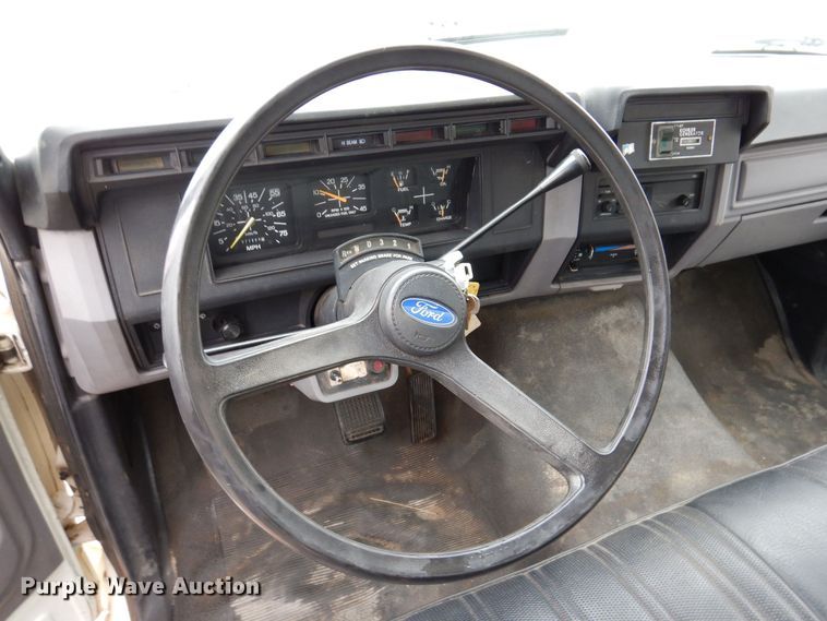 image for item KW9565 1996 Ford F700  box truck