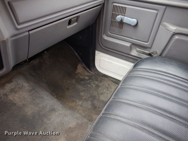 image for item KW9565 1996 Ford F700  box truck