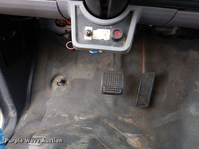 image for item KW9565 1996 Ford F700  box truck