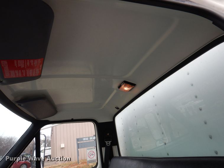 image for item KW9565 1996 Ford F700  box truck