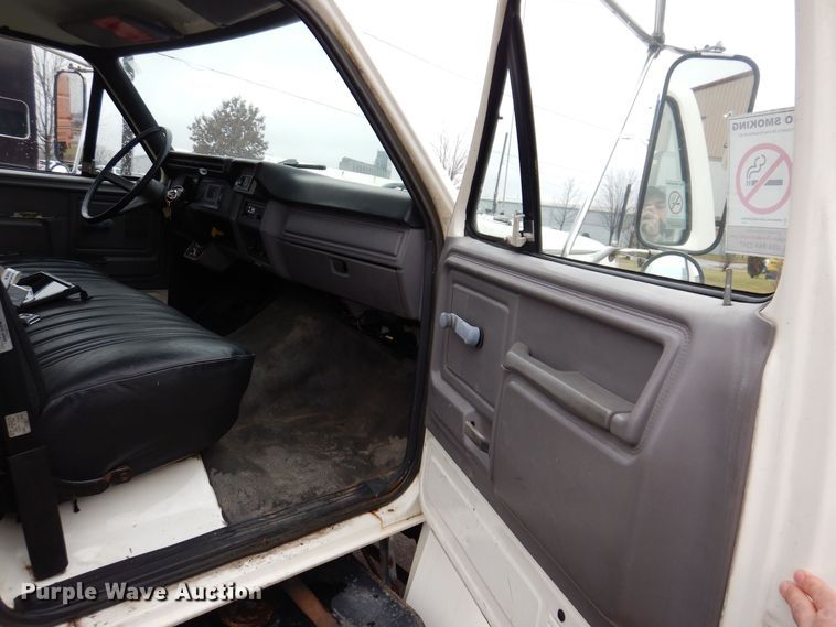 image for item KW9565 1996 Ford F700  box truck