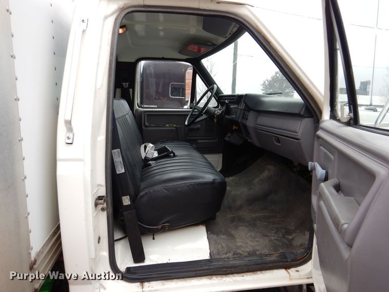 image for item KW9565 1996 Ford F700  box truck