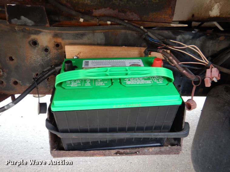 image for item KW9565 1996 Ford F700  box truck