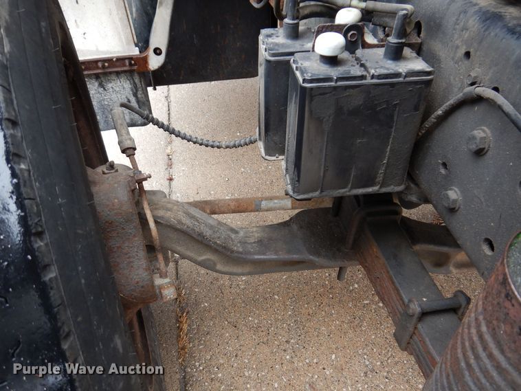 image for item KW9565 1996 Ford F700  box truck