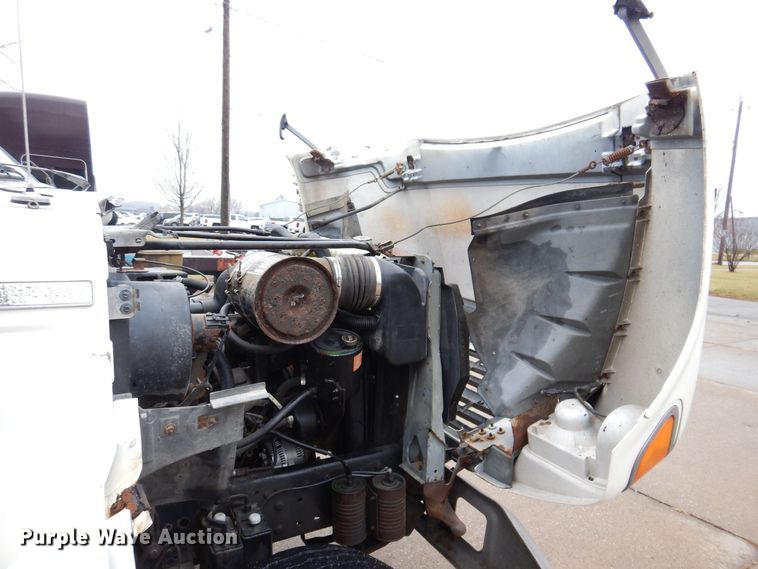 image for item KW9565 1996 Ford F700  box truck