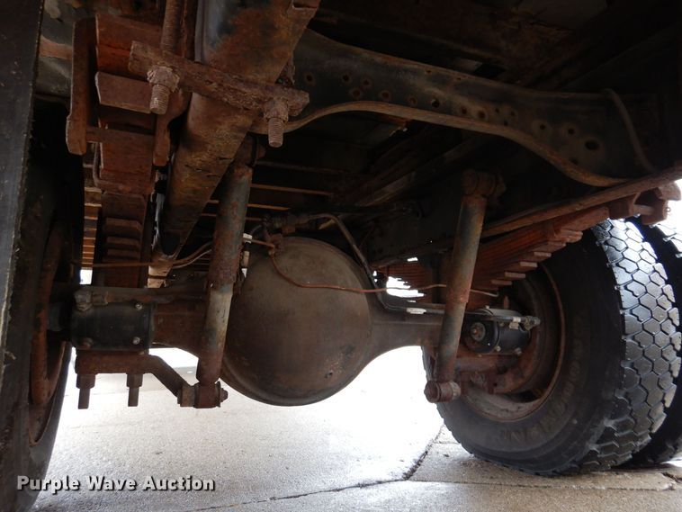 image for item KW9565 1996 Ford F700  box truck