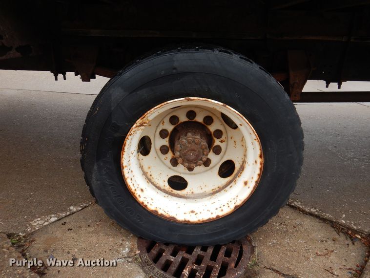 image for item KW9565 1996 Ford F700  box truck