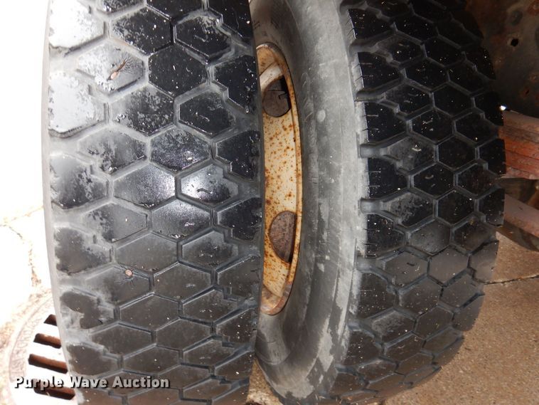 image for item KW9565 1996 Ford F700  box truck