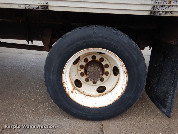 image for item KW9565 1996 Ford F700  box truck