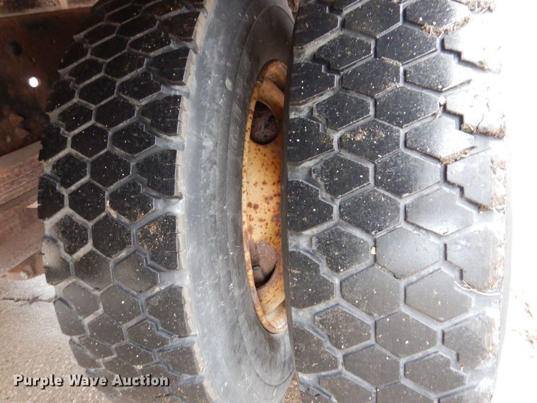 image for item KW9565 1996 Ford F700  box truck