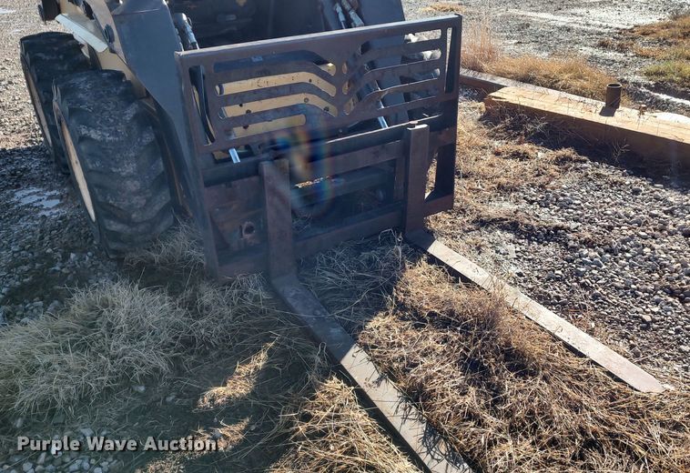 image for item LK9434 2001 New Holland LS180  skid steer loader