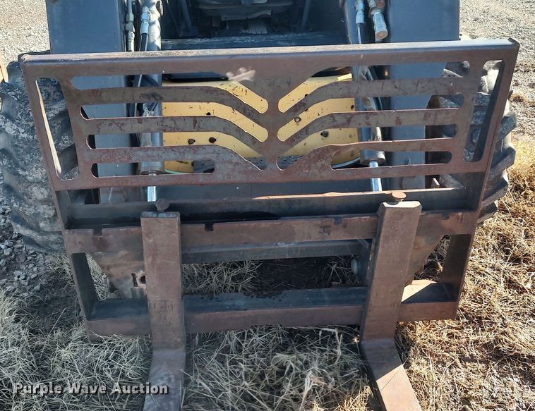 image for item LK9434 2001 New Holland LS180  skid steer loader