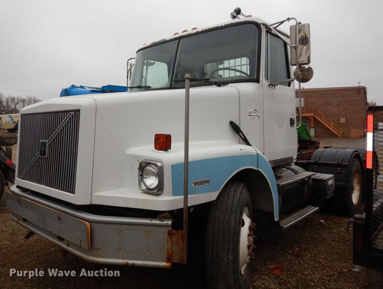 image for item DI6949 1999 Volvo WG  semi truck