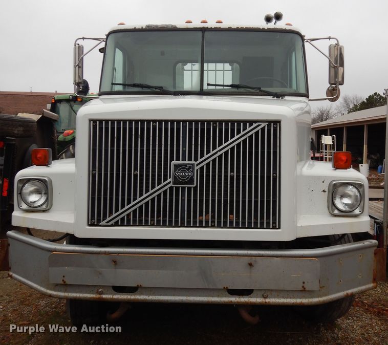 image for item DI6949 1999 Volvo WG  semi truck