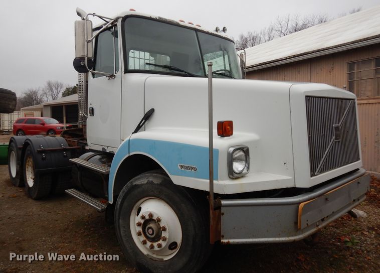 image for item DI6949 1999 Volvo WG  semi truck